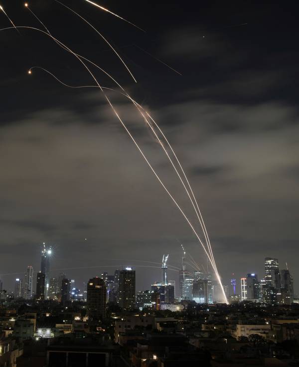 Das israelische Luftabwehrsystem Iron Dome feuert, um Raketen während eines iranischen Angriffs abzufangen.