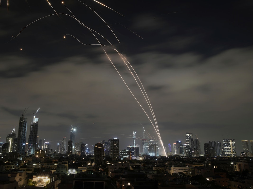 Das israelische Luftabwehrsystem Iron Dome feuert, um Raketen während eines iranischen Angriffs abzufangen.