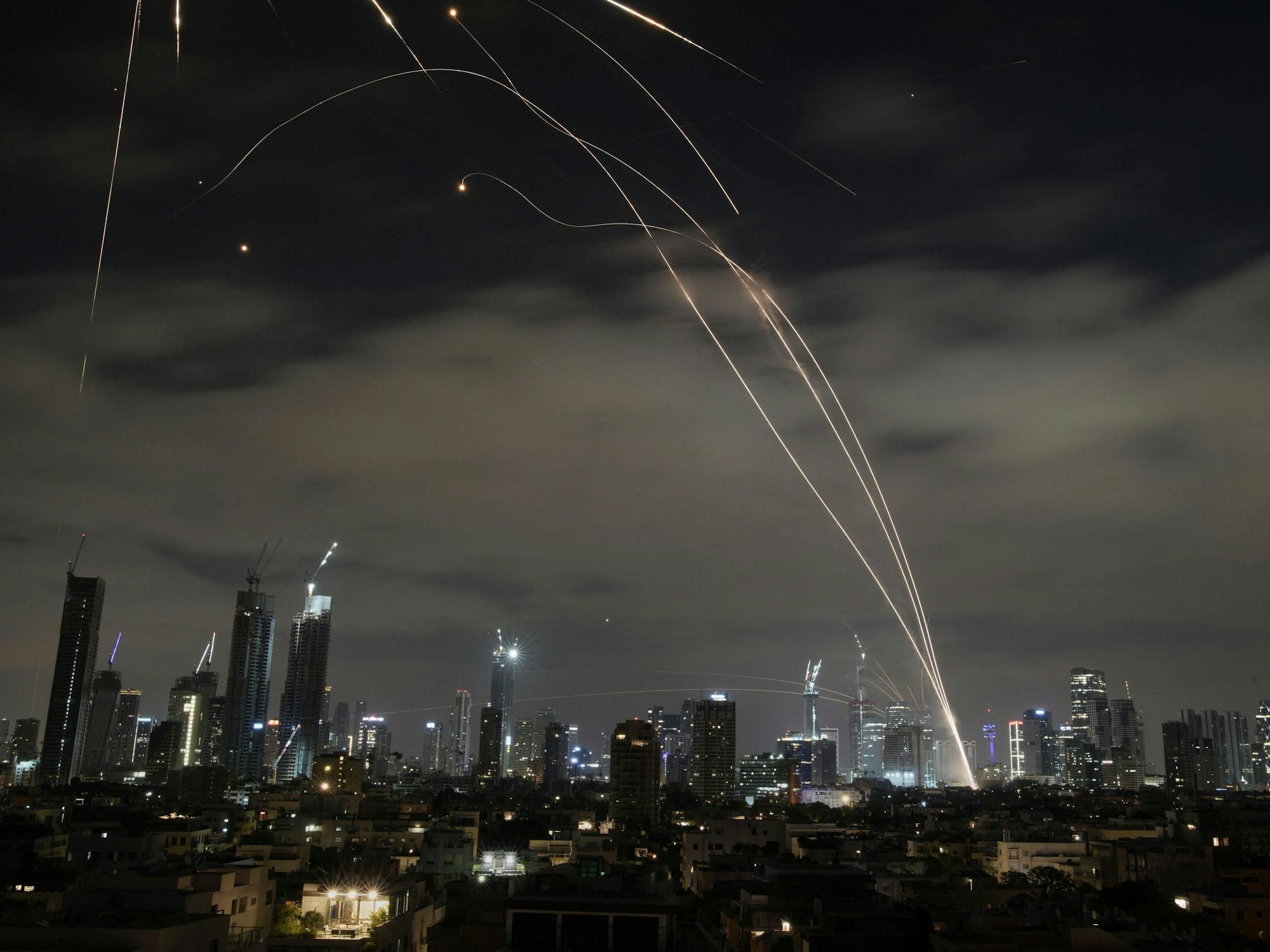 Das israelische Luftabwehrsystem Iron Dome feuert, um Raketen während eines iranischen Angriffs abzufangen.