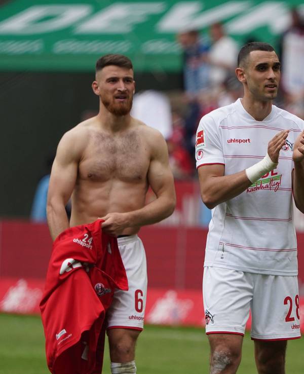 Jeff Chabot, Ellyes Skhiri und Salih Özcan applaudieren den FC-Fans nach einem Bundesliga-Spiel.