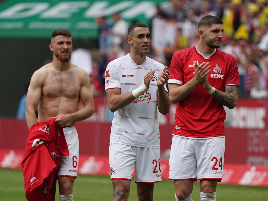 Jeff Chabot, Ellyes Skhiri und Salih Özcan applaudieren den FC-Fans nach einem Bundesliga-Spiel.