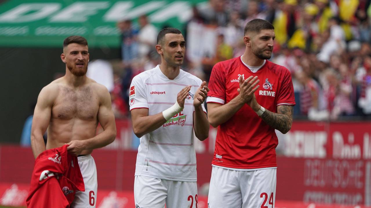 Jeff Chabot, Ellyes Skhiri und Salih Özcan applaudieren den FC-Fans nach einem Bundesliga-Spiel.