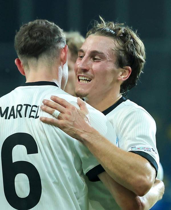 Eric Martel bejubelt seinen Treffer im DFB-Trikot mit Rocco Reitz.