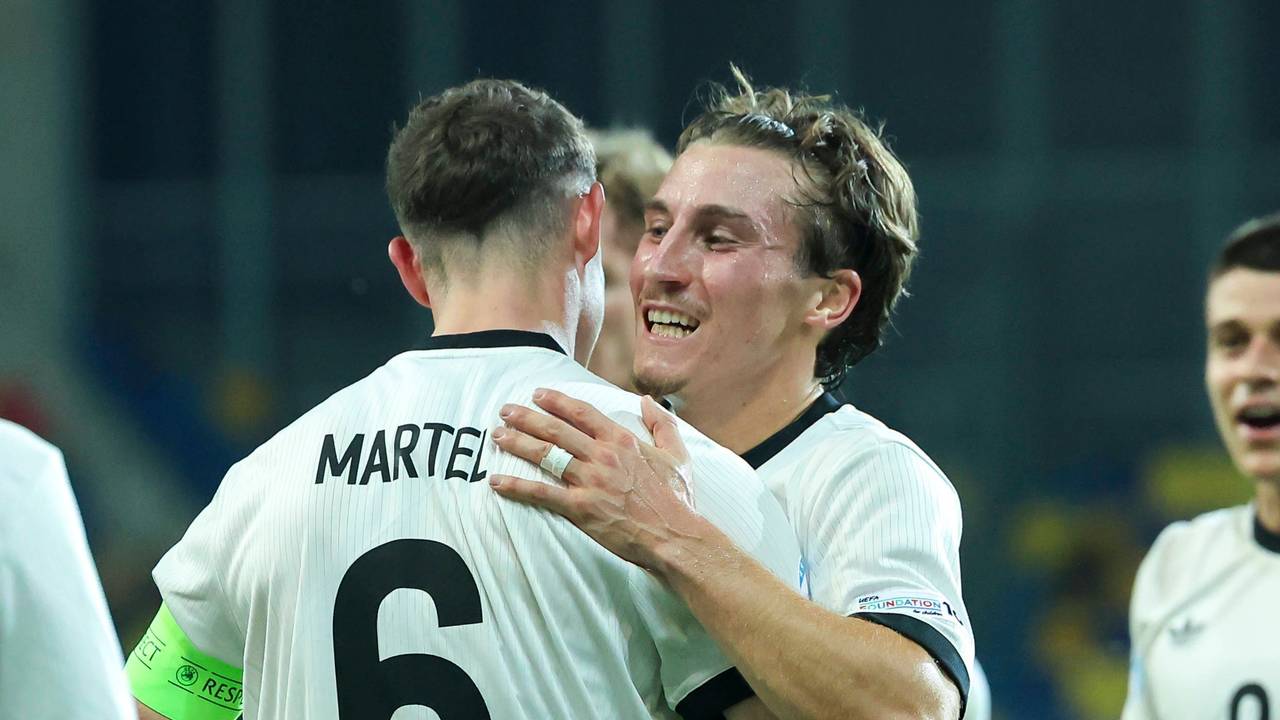 Eric Martel bejubelt seinen Treffer im DFB-Trikot mit Rocco Reitz.