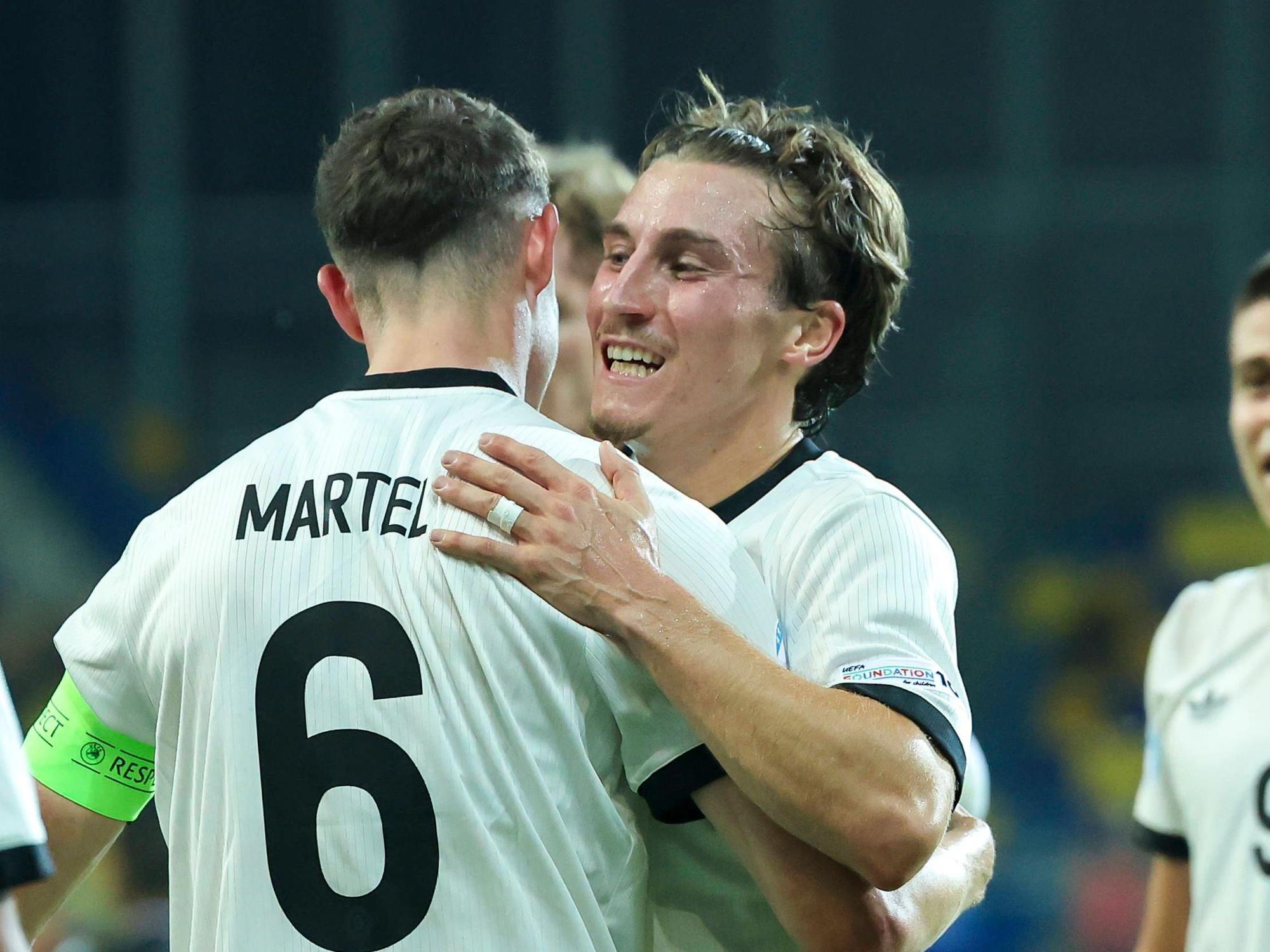 Eric Martel bejubelt seinen Treffer im DFB-Trikot mit Rocco Reitz.