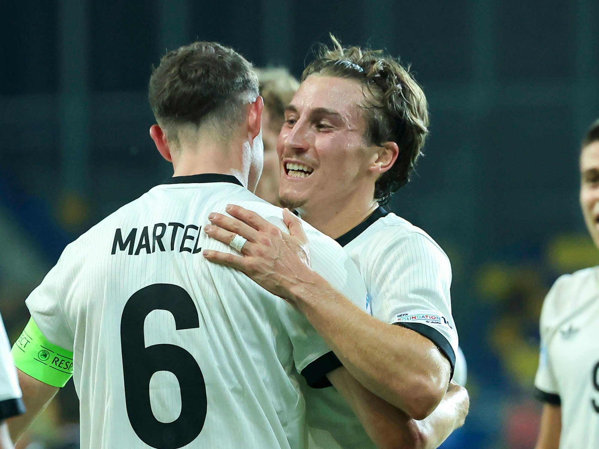 Eric Martel bejubelt seinen Treffer im DFB-Trikot mit Rocco Reitz.