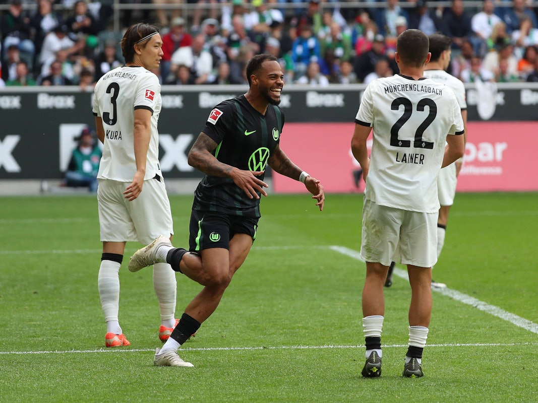 Wolfsburgs Lukas Nmecha jubelt im Spiel bei Borussia Mönchengladbach, Ko Itakura und Stefan Lainer sind bedient.