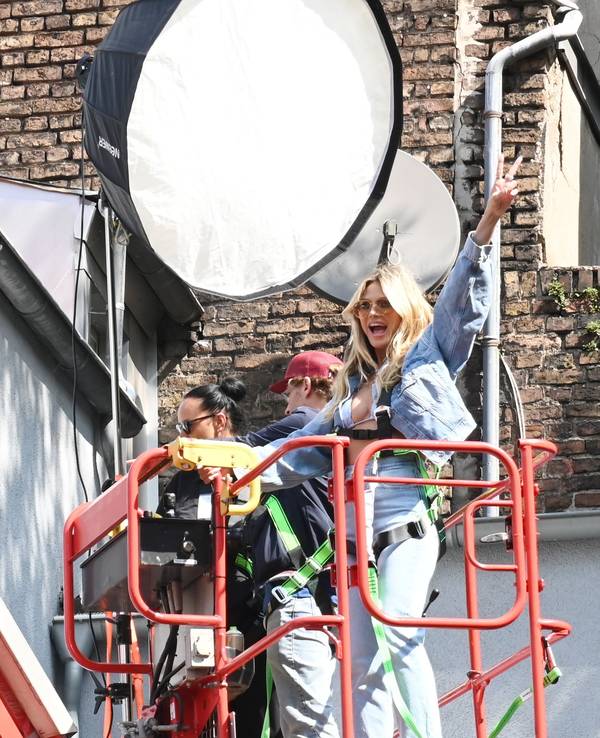 16.06.2025 Köln. Heidi Klum signiert ein Wandkunstwerk aus der Calzedonia-Kampagne. Foto: Alexander Schwaiger