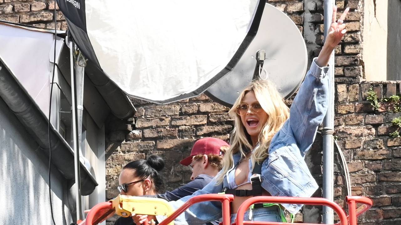 16.06.2025 Köln. Heidi Klum signiert ein Wandkunstwerk aus der Calzedonia-Kampagne. Foto: Alexander Schwaiger