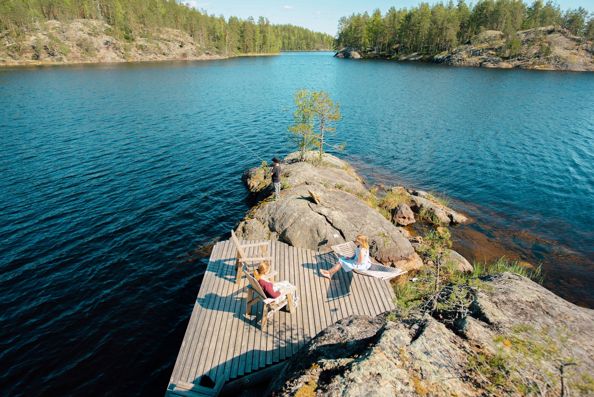 Es gibt wohl keine bessere Art, den hektischen Alltag hinter sich zu lassen, als bei einem entspannten Tag am Ufer des Saimaa-Sees.