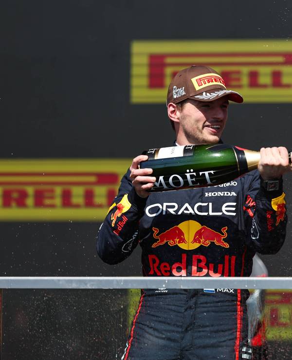 Max Verstappen besprüht Kanada-Gewinner George Russell auf dem Podium mit Sekt.