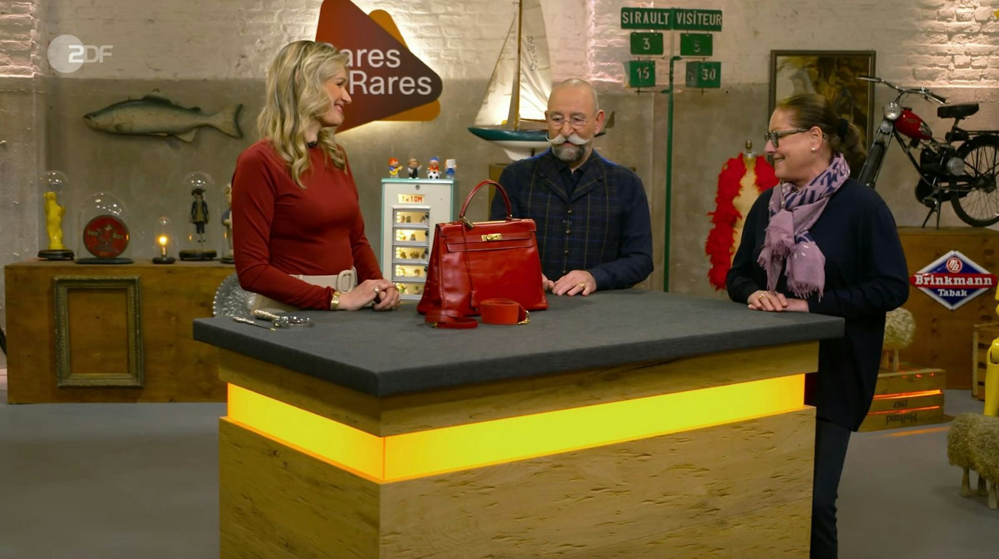 Verkäuferin Friederike (rechts) aus Neuruppin hatte die Tasche zum 32. Geburtstag geschenkt bekommen und sie lediglich ein paar Mal getragen. (Bild: ZDF)