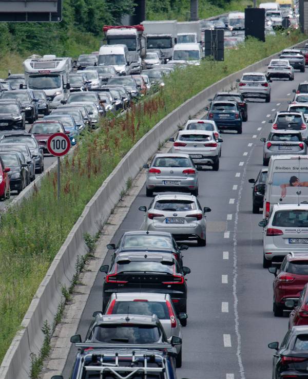 Fahrzeuge stauen sich zu Beginn des Pfingstwochenendes auf der Autobahn A1 in beiden Richtungen. Diese Schlangen erwartet der ADAC auch vor dem Fronleichnams-Feiertag.
