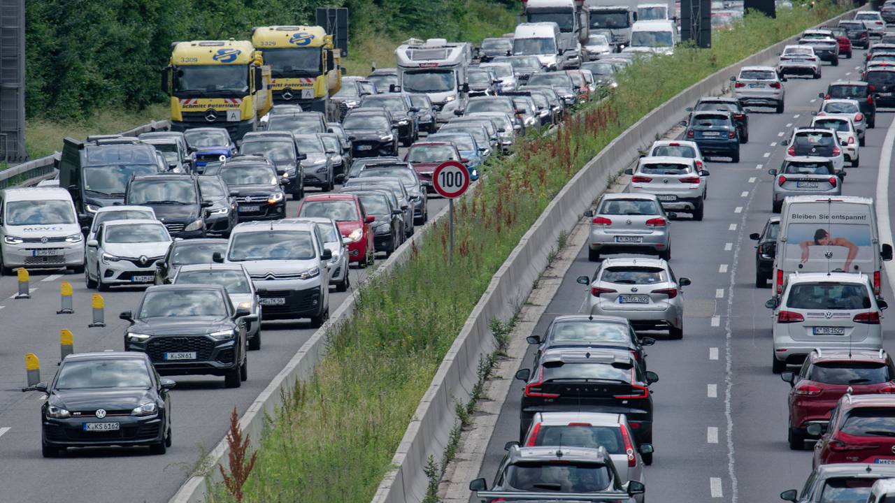 Fahrzeuge stauen sich zu Beginn des Pfingstwochenendes auf der Autobahn A1 in beiden Richtungen. Diese Schlangen erwartet der ADAC auch vor dem Fronleichnams-Feiertag.