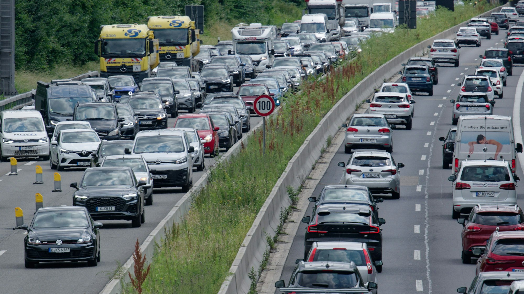 Autos auf der Autobahn im Stau