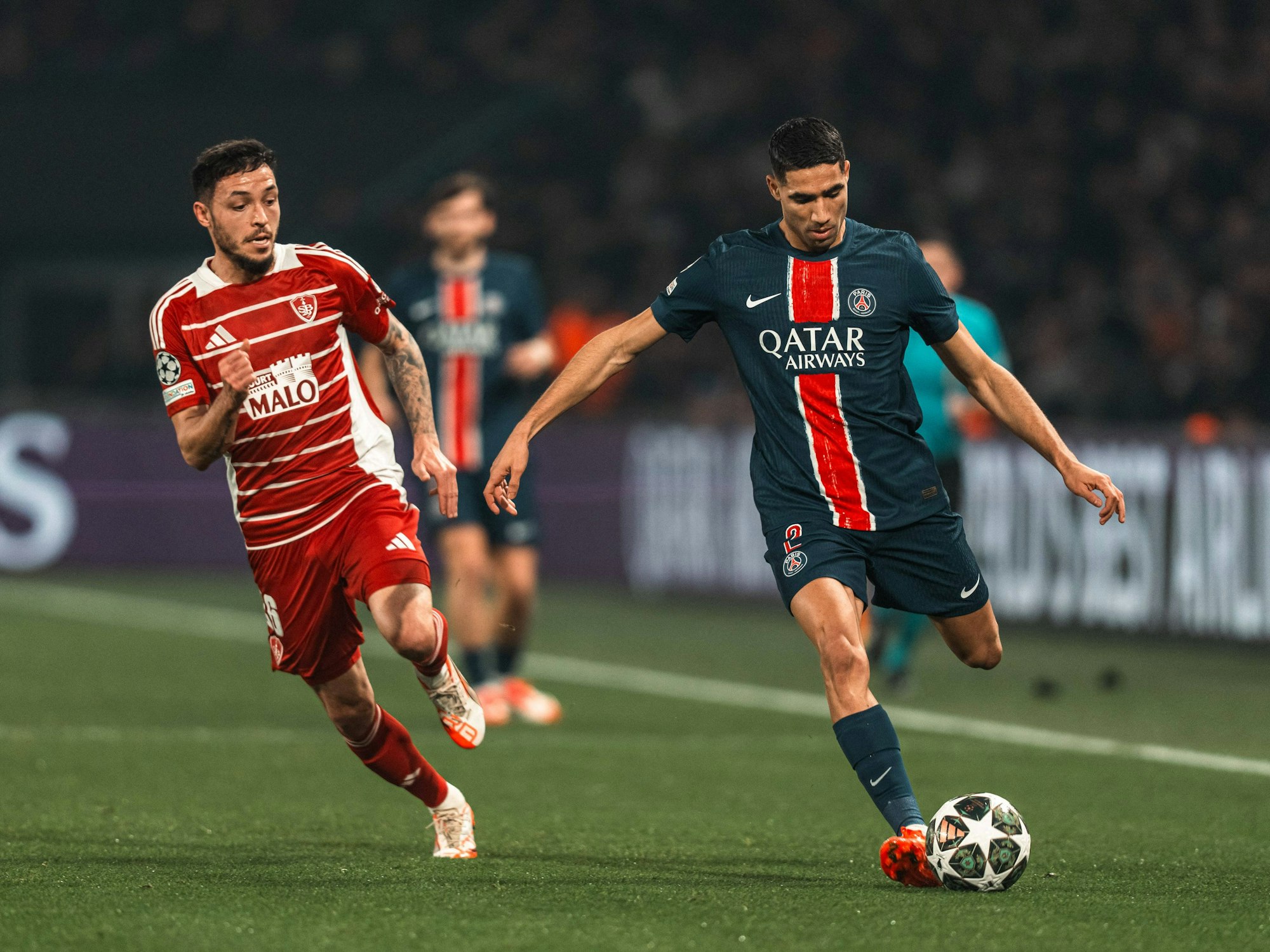 Brest-Angreifer Mathias Pereira Lage (l.), hier in der Champions League am 19. Februar 2025 gegen PSG-Verteidiger Achraf Hakimi, steht kurz vor einem Transfer zum FC St. Pauli.