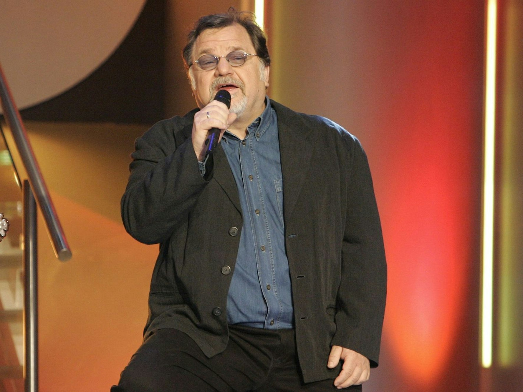Mit „1001 und 1 Nacht (Zoom!)“ immer wieder Gast im Fensehen: Klaus Lage 2005 bei der ZDF-Show „Hits made in Germany“. (Bild: ZDF / Rico Rossival)