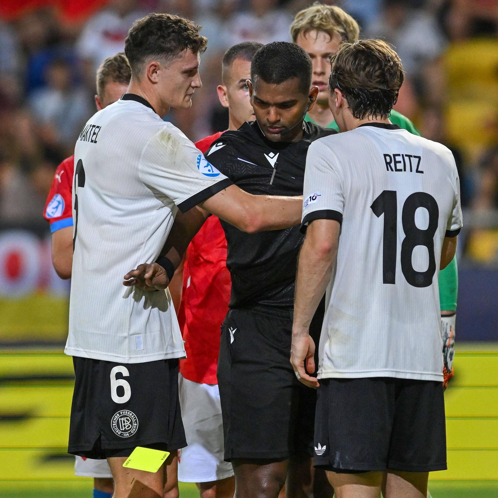 Alexis Herrera fällt seine Gelbe Karte auf den Boden.