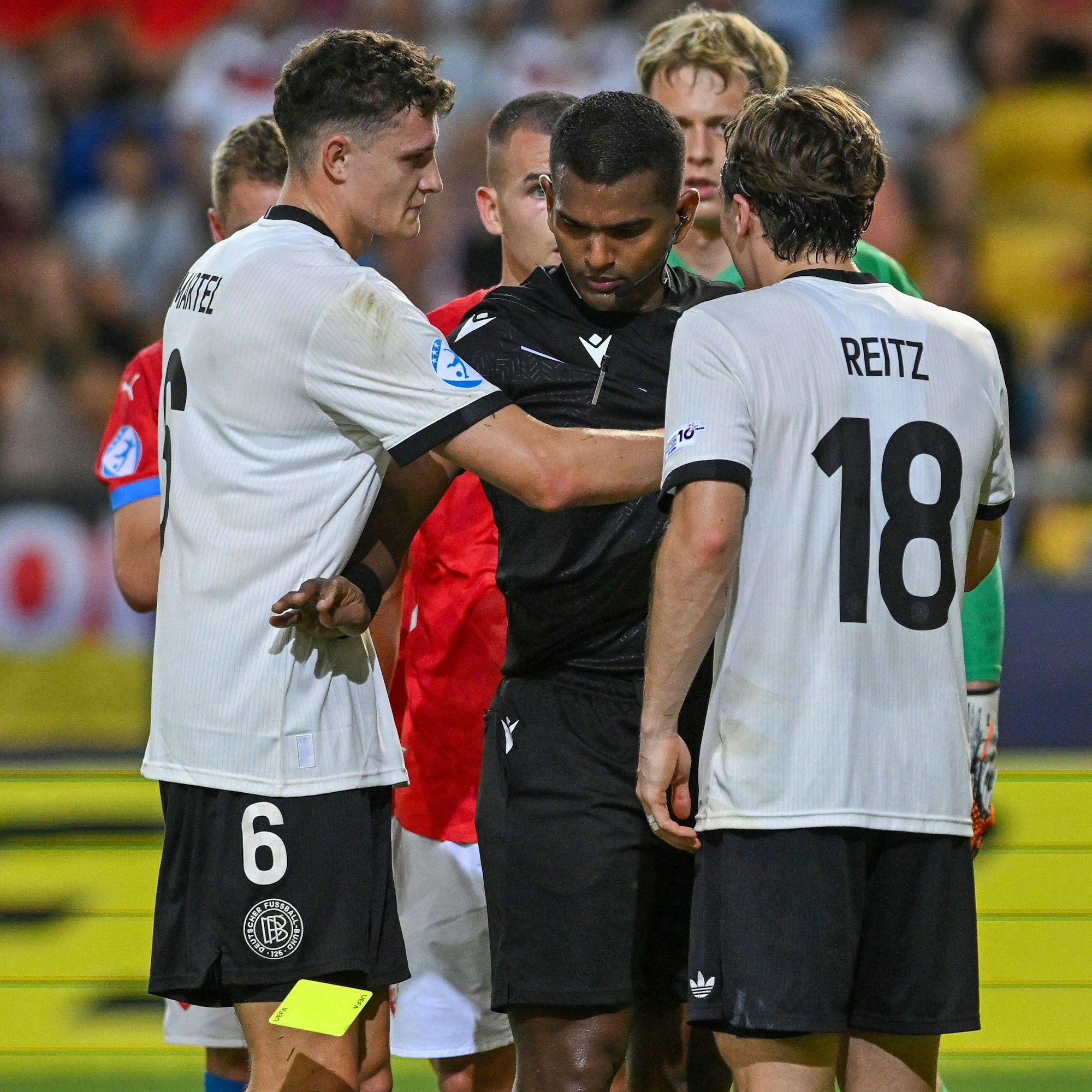 Alexis Herrera fällt seine Gelbe Karte auf den Boden.