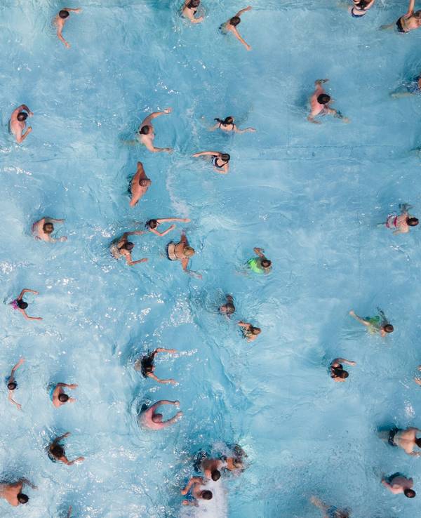 Ein sechsjähriger Junge aus Deutschland ist während eines Urlaubs an der Adria ums Leben gekommen. Das Symbolfoto zeigt Menschen im Schwimmbad.
