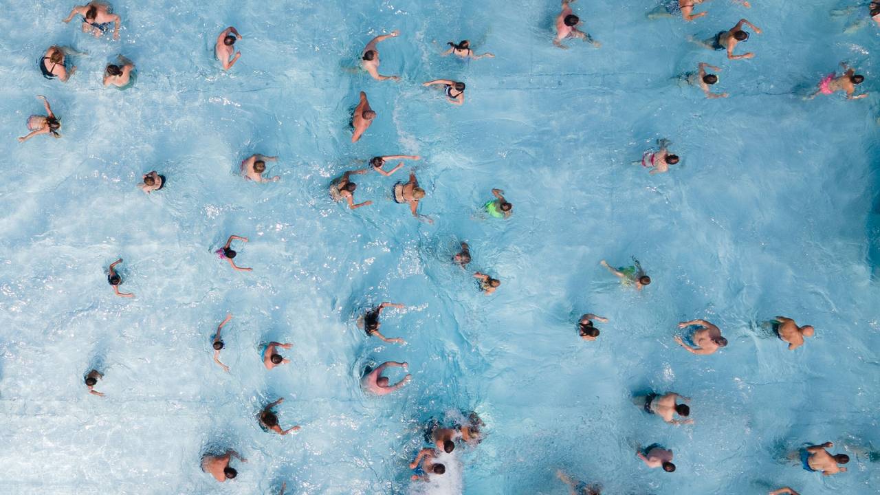 Ein sechsjähriger Junge aus Deutschland ist während eines Urlaubs an der Adria ums Leben gekommen. Das Symbolfoto zeigt Menschen im Schwimmbad.