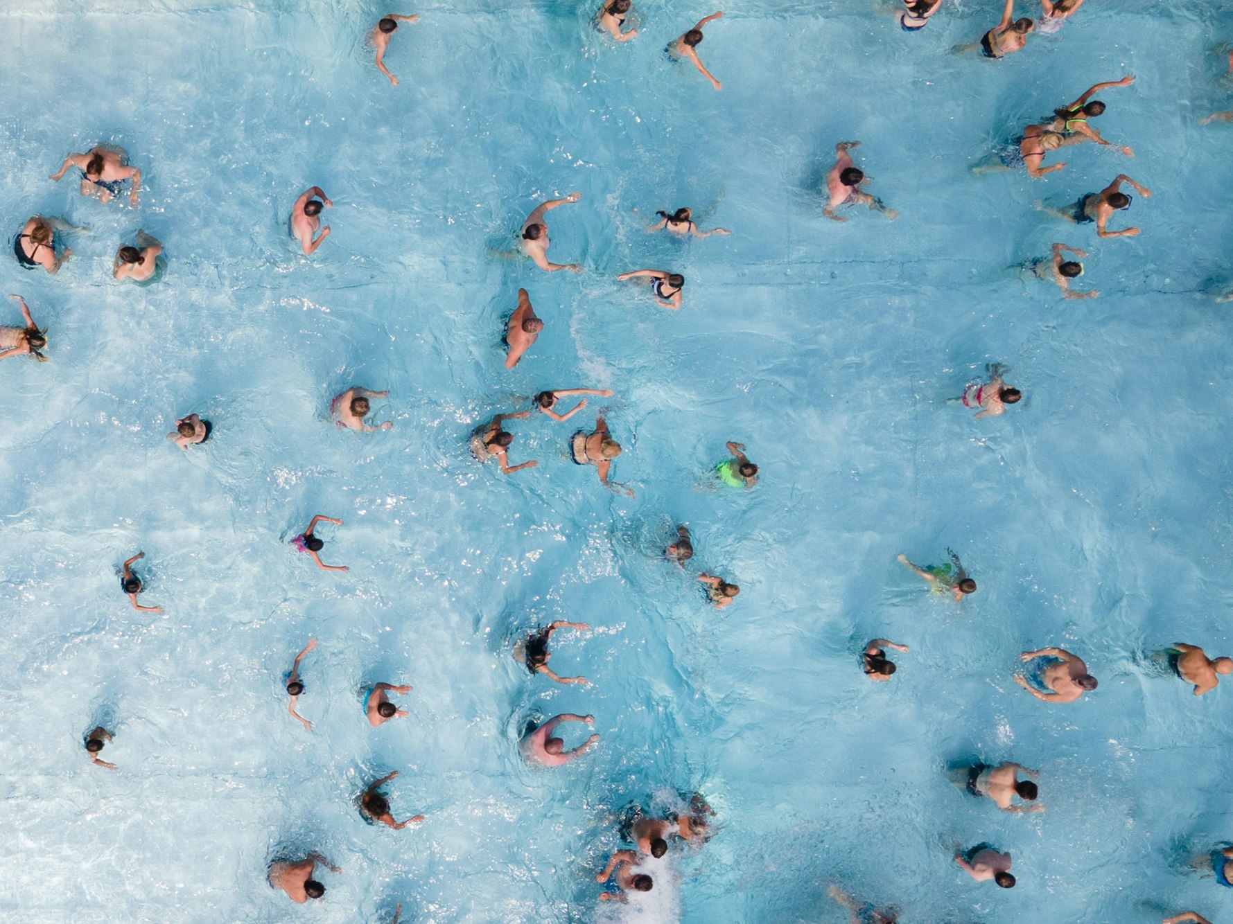Ein sechsjähriger Junge aus Deutschland ist während eines Urlaubs an der Adria ums Leben gekommen. Das Symbolfoto zeigt Menschen im Schwimmbad.