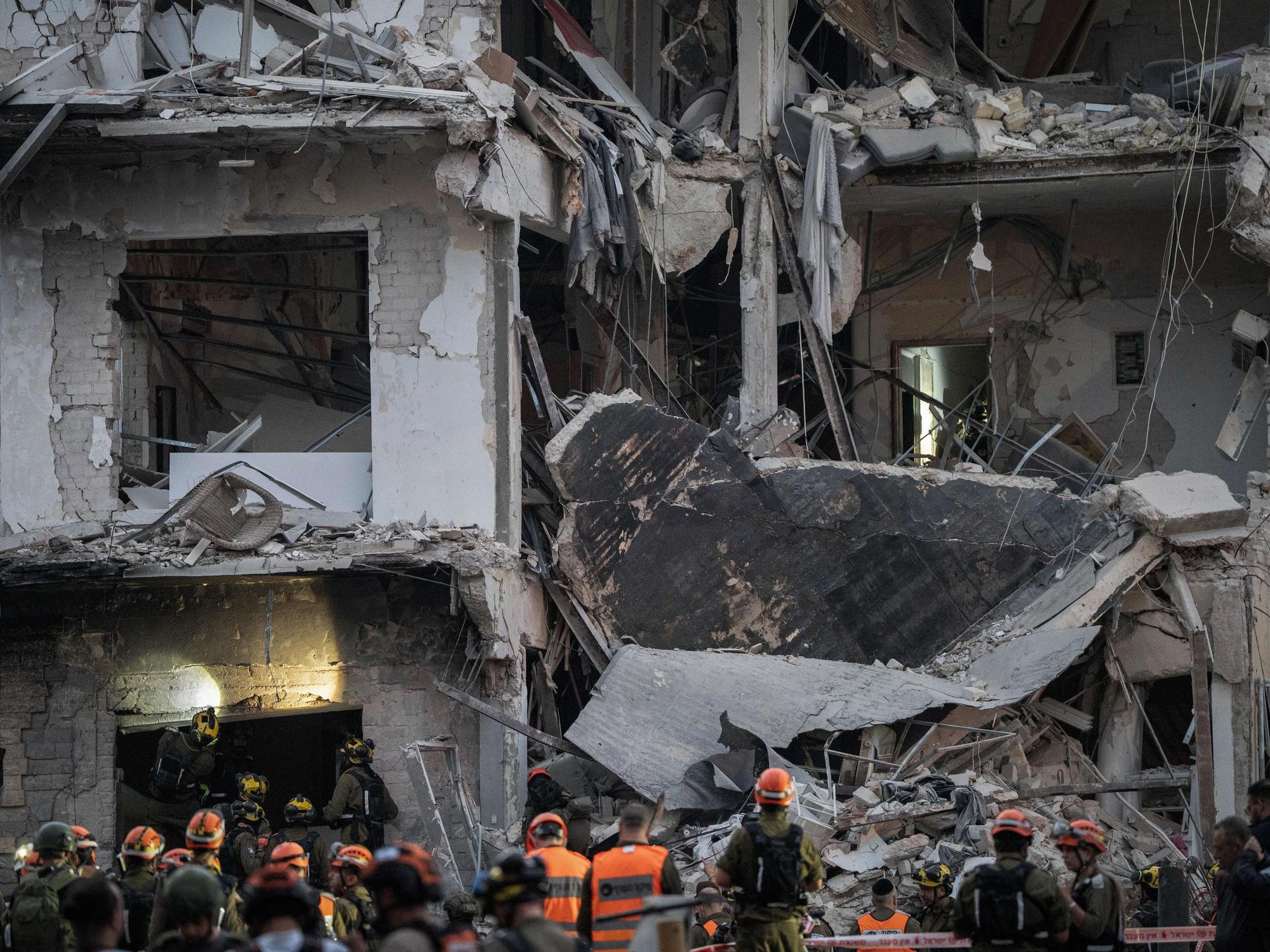 Israelische Rettungskräfte durchsuchen ein zerstörtes Gebäude nach einem iranischen Raketenangriff auf das Zentrum von Tel Aviv.