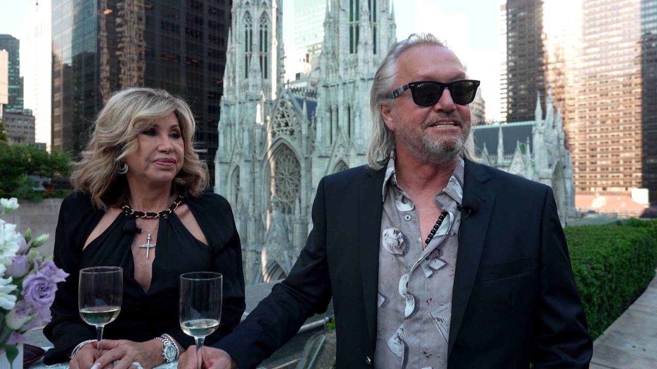 Carmen und Robert Geiss, hier in einer Szene aus der aktuellen Staffel von Die Geissens - „Eine schrecklich glamouröse Familie“, sind in Saint-Tropez brutal überfallen worden.