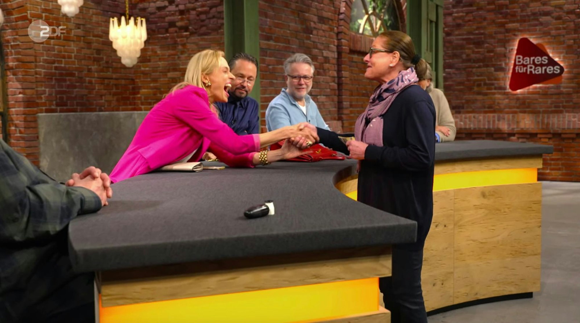 Nüdling hatte sich „die Tasche so sehr gewünscht“, und so überbot sie Pauritsch am Ende mit 3.200 Euro. (Bild: ZDF)