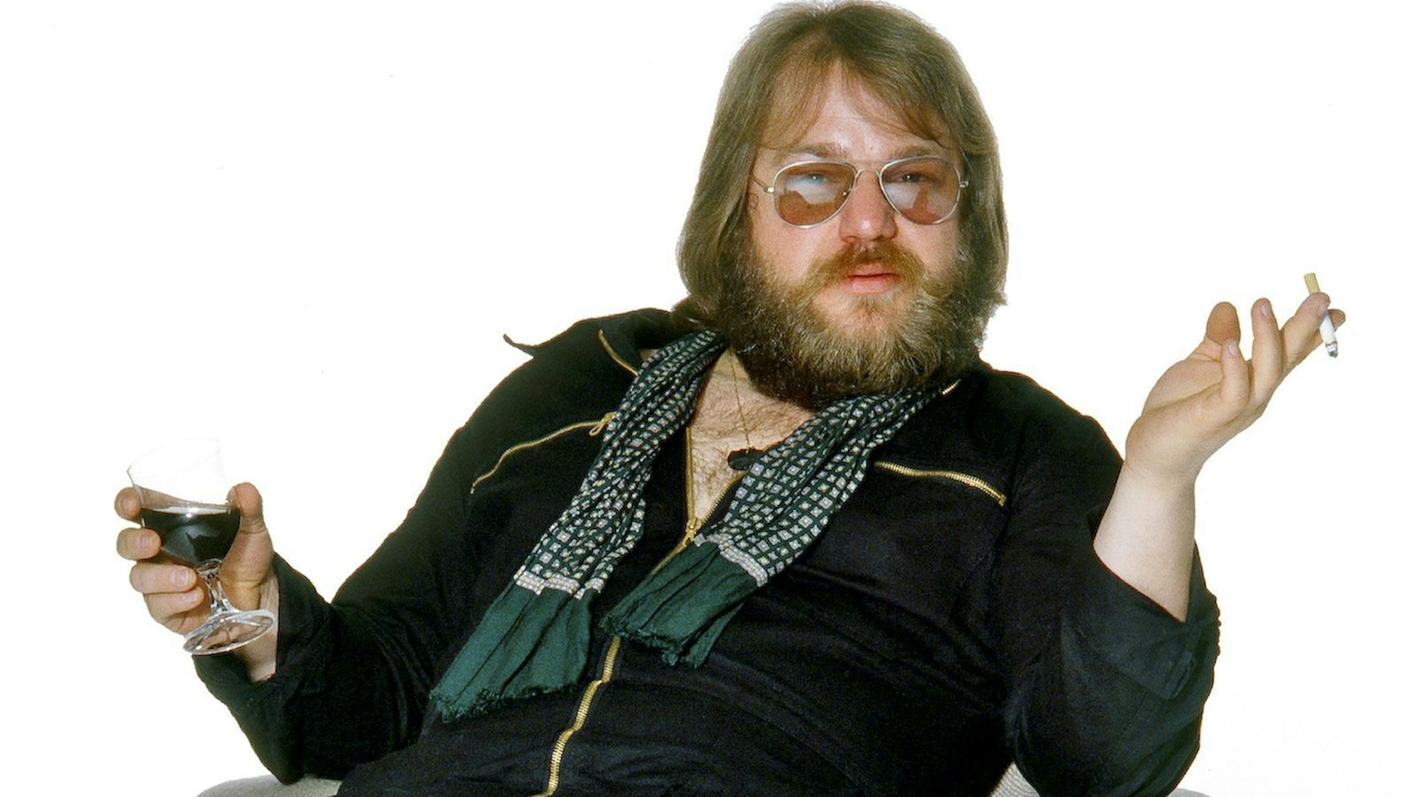 Heute schwer vorstellbar: Klaus Lage mit Kippe und Weinglas beim Covershooting zu seinem Album „Musikmaschine“ (1980). (Bild: ARTCO-Berlin/ullstein bild via Getty Images)