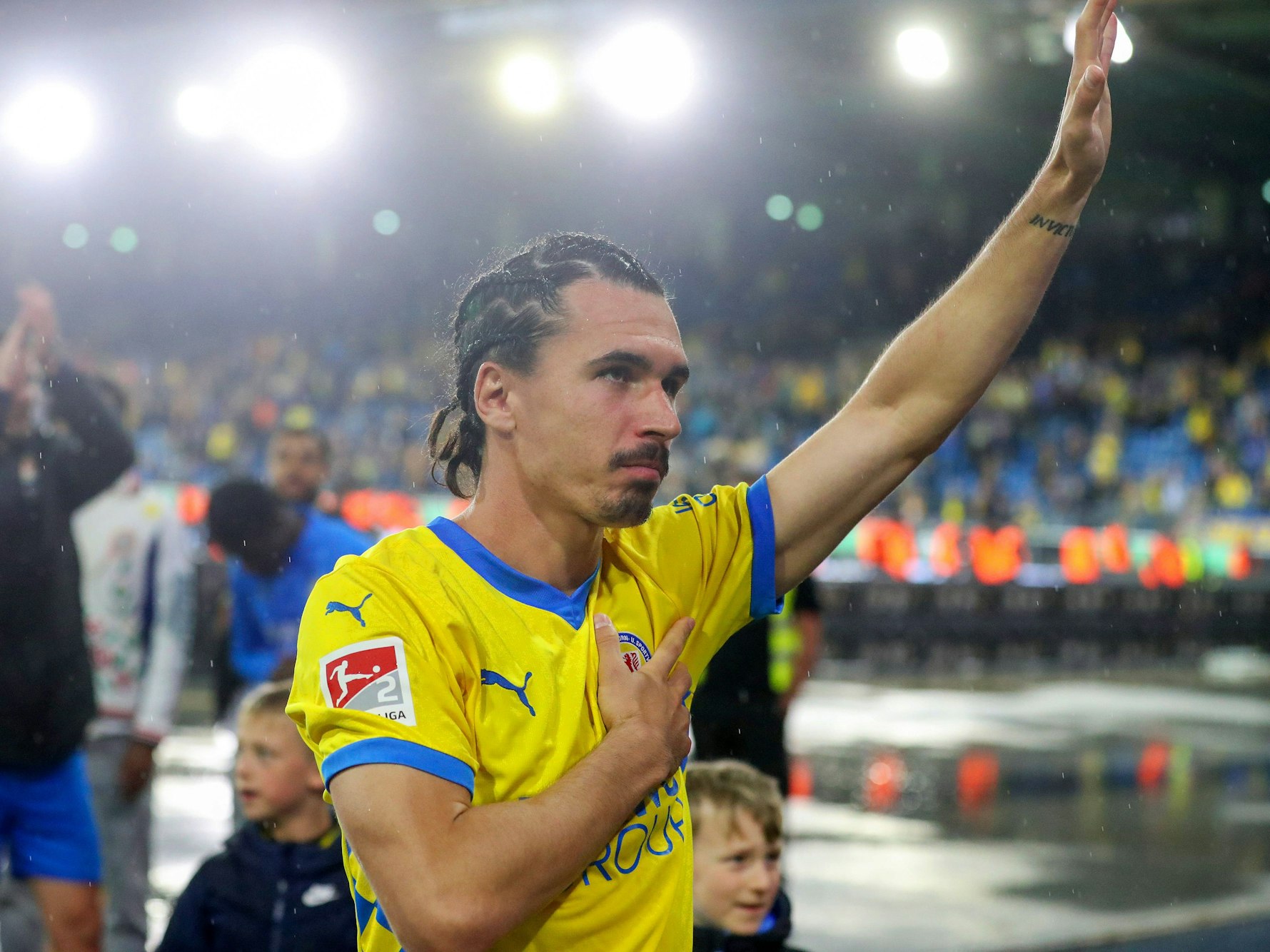 Rayan Philippe dankt den Braunschweig-Fans.