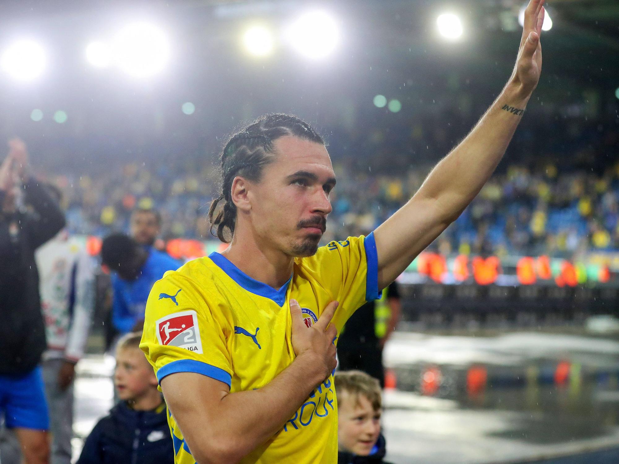 Rayan Philippe dankt den Braunschweig-Fans.