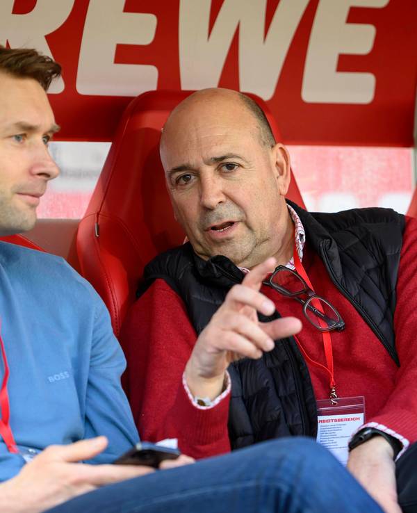 Simon Rolfes im Gespräch mit Fernando Carro im Rhein-Energie-Stadion.