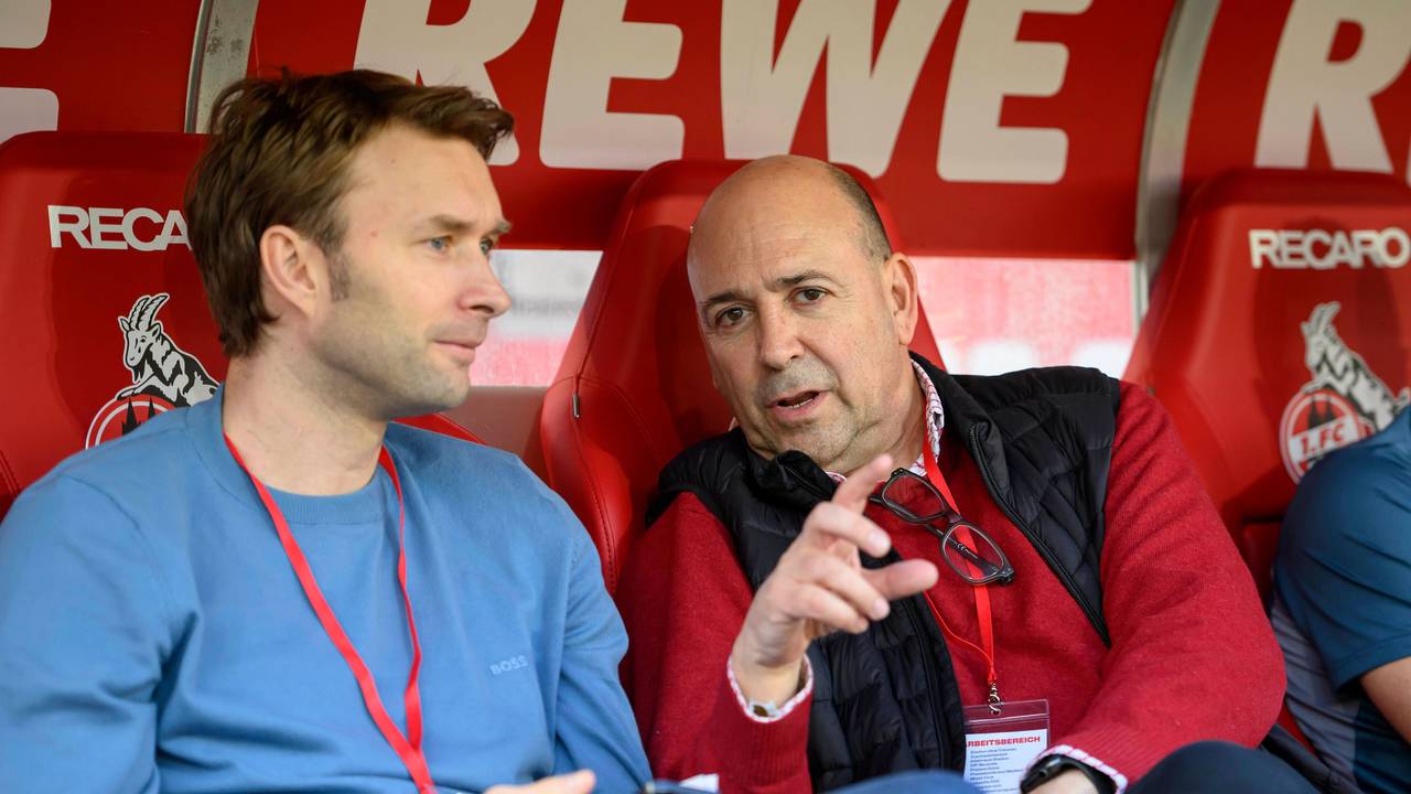 Simon Rolfes im Gespräch mit Fernando Carro im Rhein-Energie-Stadion.