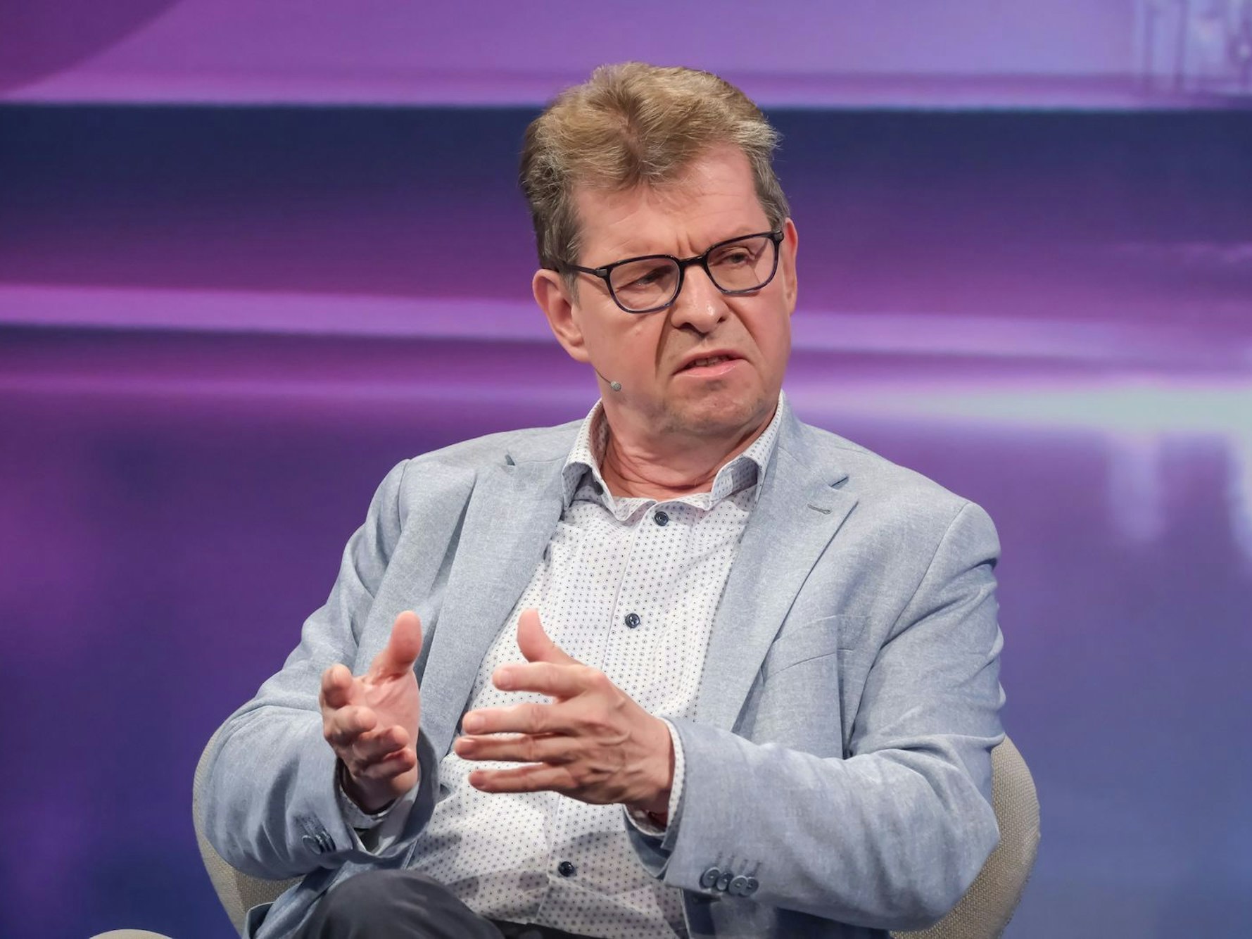 „Solange man redet, hat man einen gewissen Einfluss“: Ralf Stegner verteidigte auch seine Baku-Reise. (Bild: WDR / Oliver Ziebe)