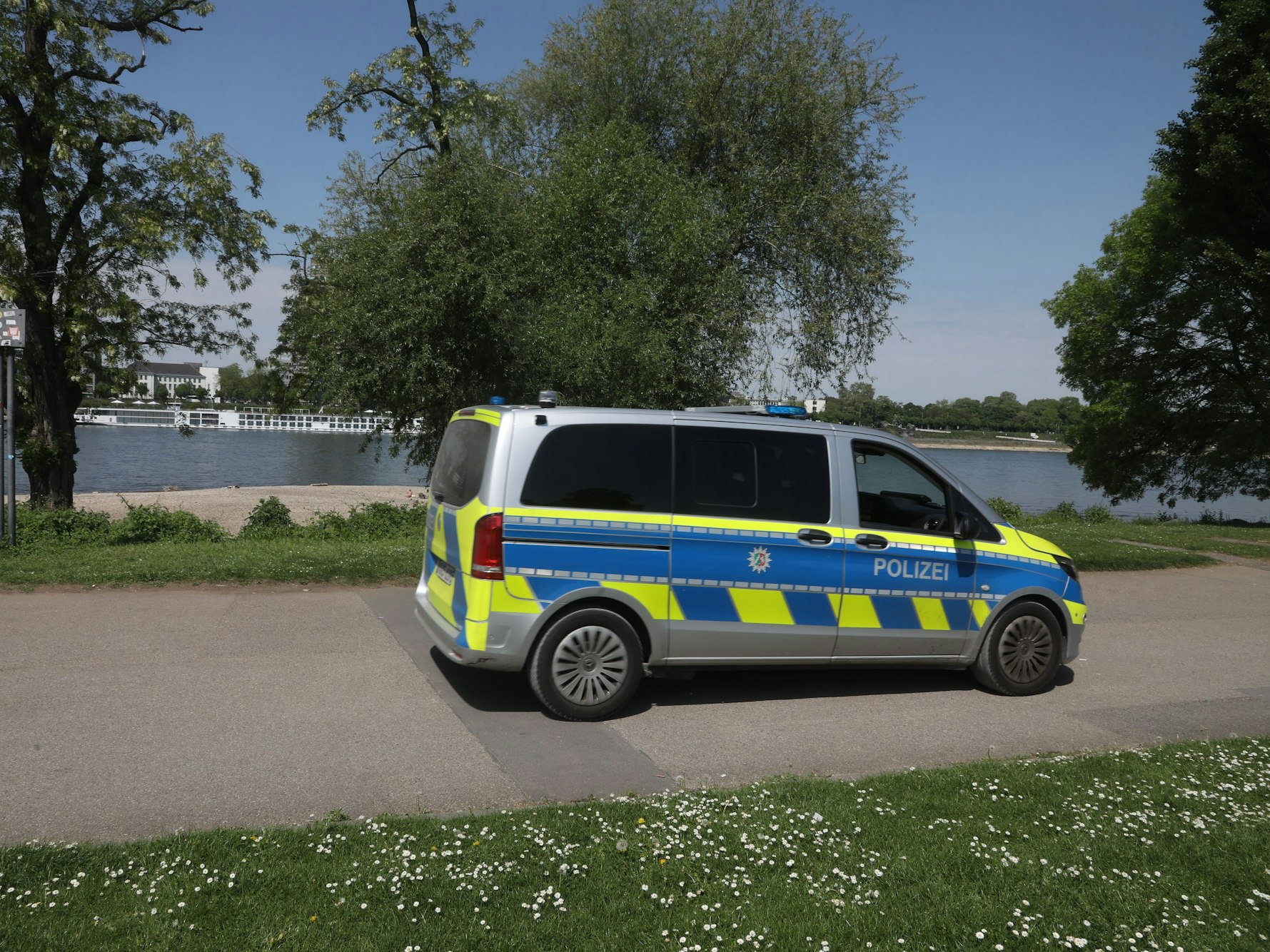 Die Kölner Polizei sucht nach einer entflohenen Person.