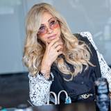 Carmen Geiss an einem Tisch