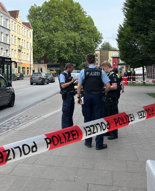 Hinter einer Absperrung stehen Polizisten vor einem Linienbus. Bei einer tätlichen Auseinandersetzung in dem Hamburger Bus, bei der auch ein Messer im Spiel war, hatte es zuvor Verletzte gegeben.