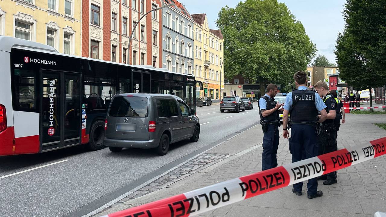 Hinter einer Absperrung stehen Polizisten vor einem Linienbus. Bei einer tätlichen Auseinandersetzung in dem Hamburger Bus, bei der auch ein Messer im Spiel war, hatte es zuvor Verletzte gegeben.