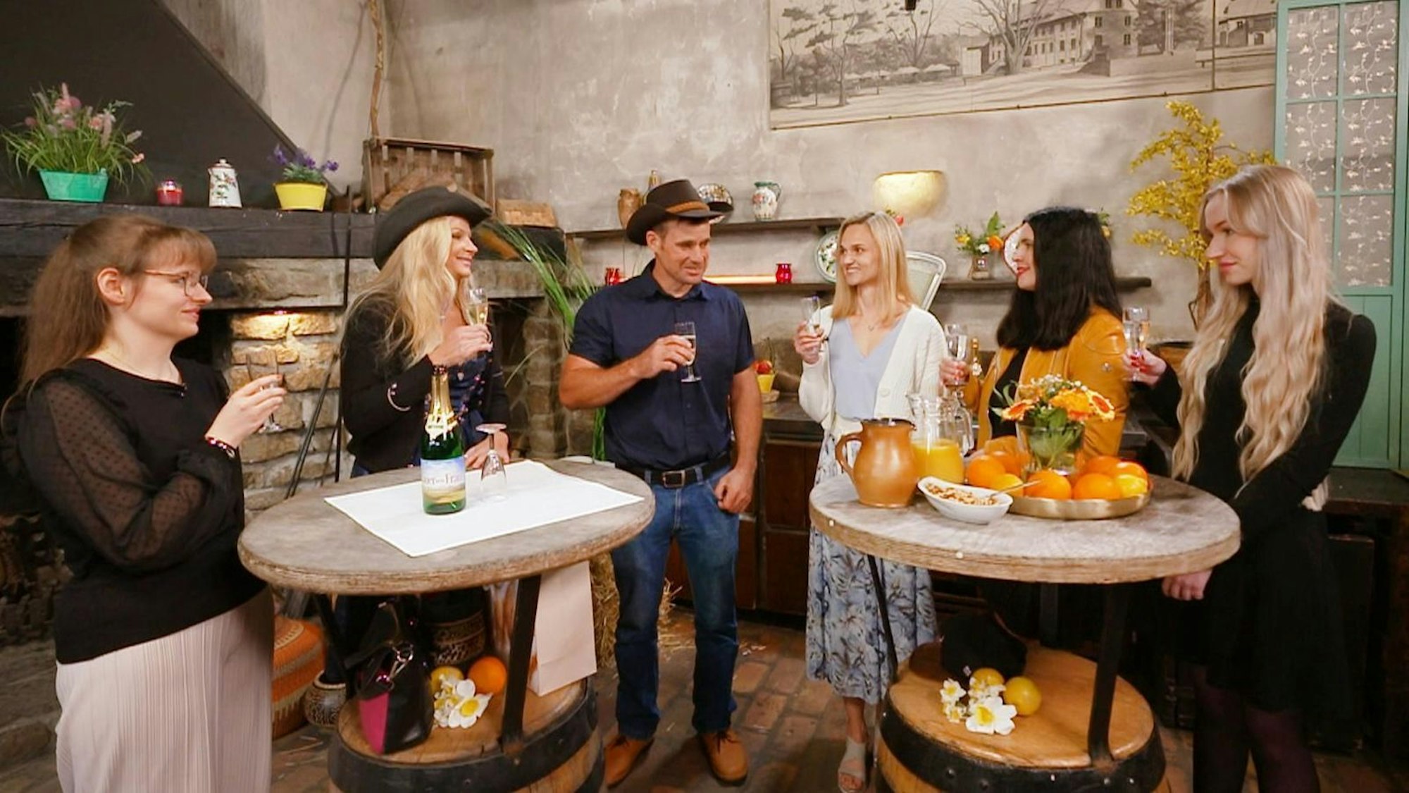 Dennoch hat er sich gleich fünf Single-Frauen eingeladen - im Alter zwischen 22 und 41 Jahren. (Bild: RTL)