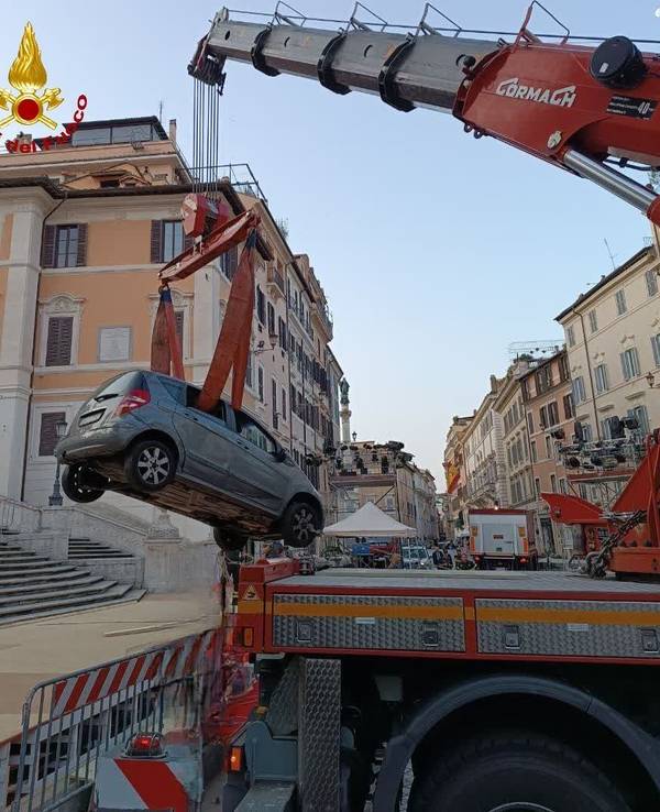 Das Auto eines 80-Jährigen, das in der Nacht auf der Spanischen Treppe von der Polizei gestoppt worden ist, wird mit einem Kran von der Spanischen Treppe entfernt (Handout der Feuerwehr).