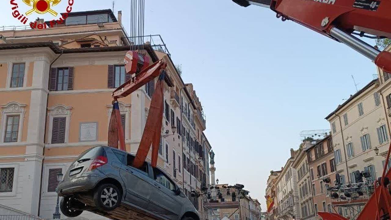 Das Auto eines 80-Jährigen, das in der Nacht auf der Spanischen Treppe von der Polizei gestoppt worden ist, wird mit einem Kran von der Spanischen Treppe entfernt (Handout der Feuerwehr).