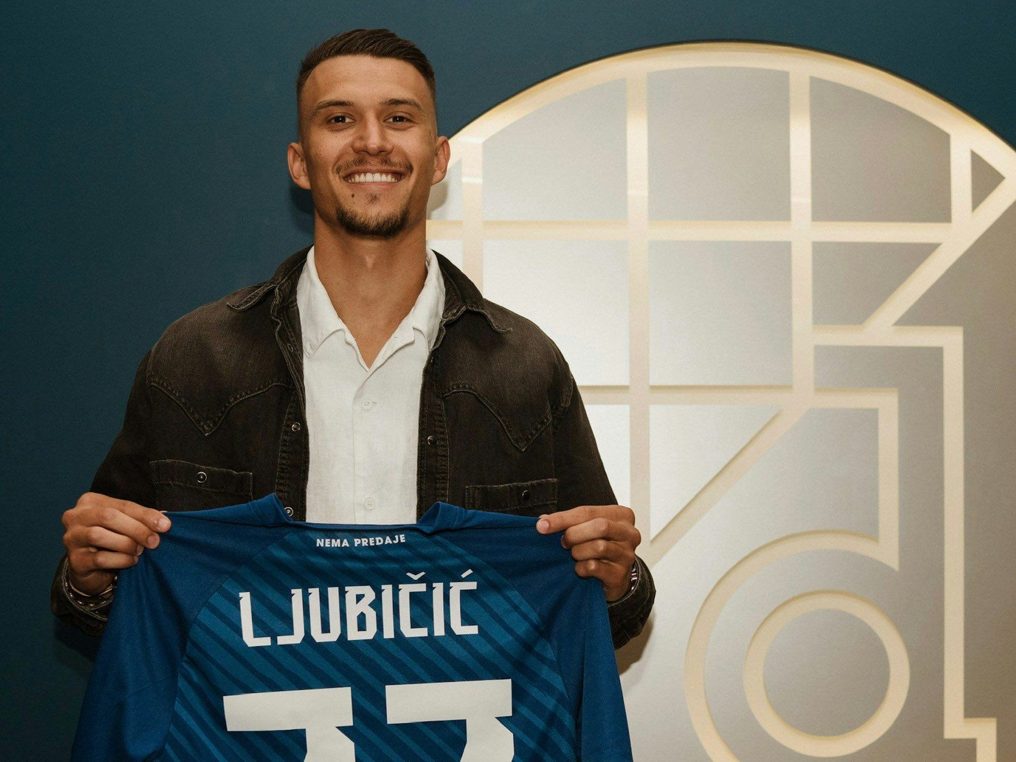Dejan Ljubicic bei seiner Vorstellung bei Dinamo Zagreb mit dem Trikot in der Hand.