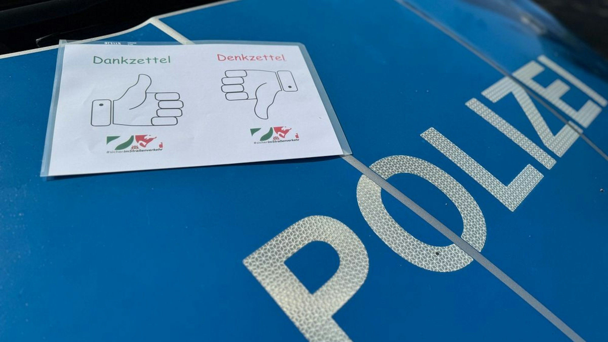 Schülerinnen und Schüler beteiligen sich mit der Polizei Euskirchen an einer Verkehrsaktion zur Schulwegsicherheit