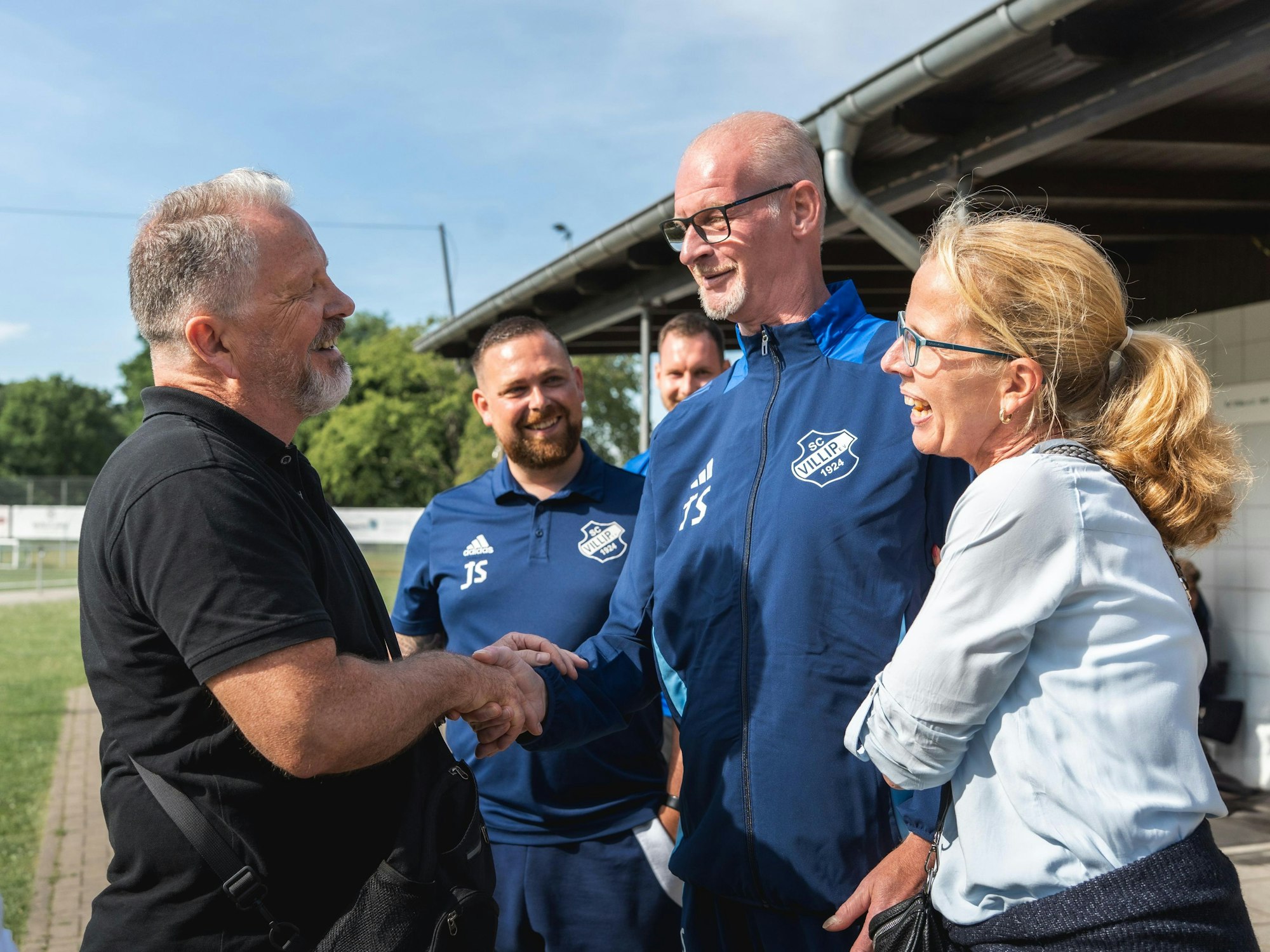 Zwei Männer geben sich die Hand.