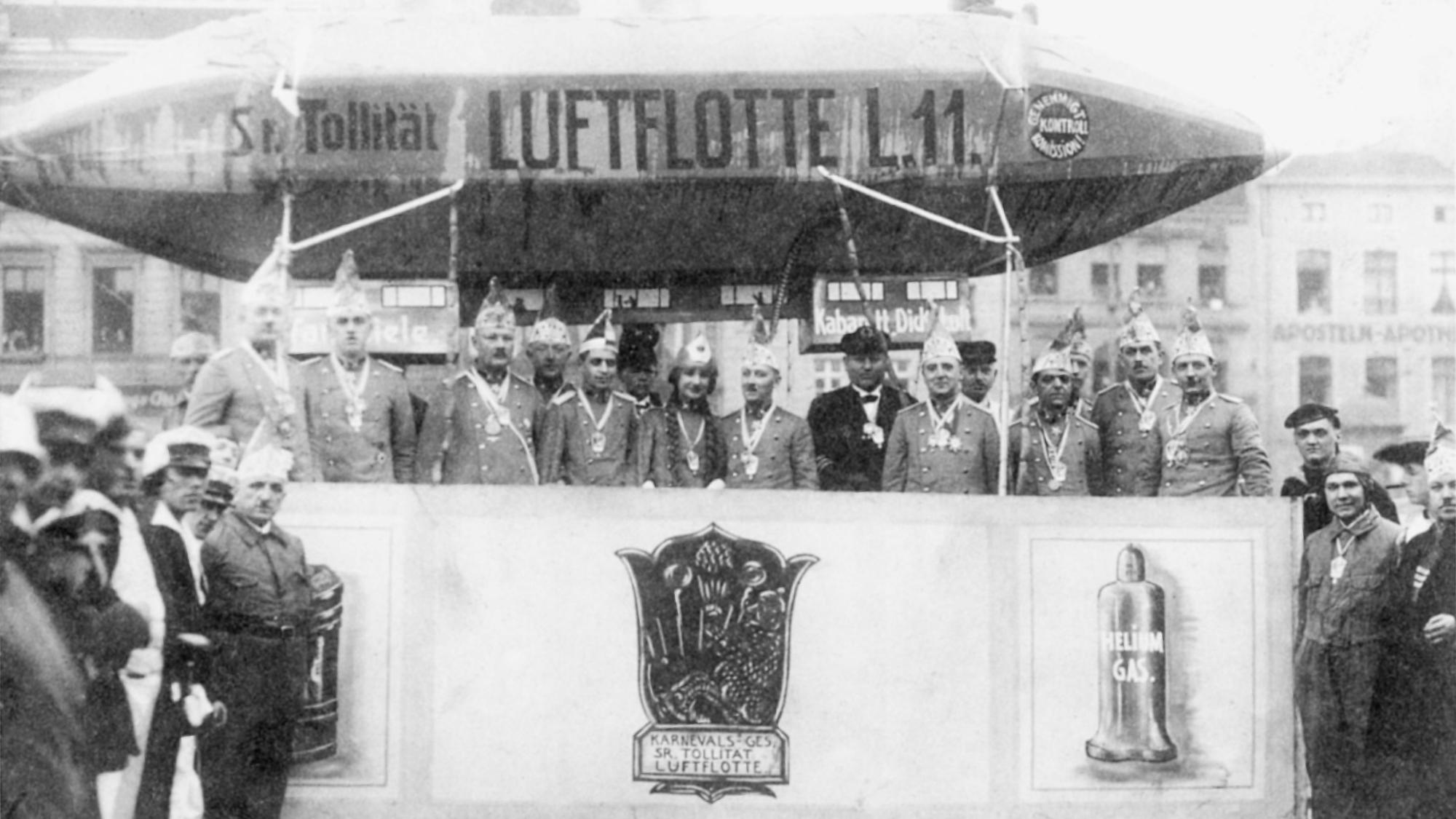 Archivaufnahme der KG Luftflotte beim Rosenmontagszug.