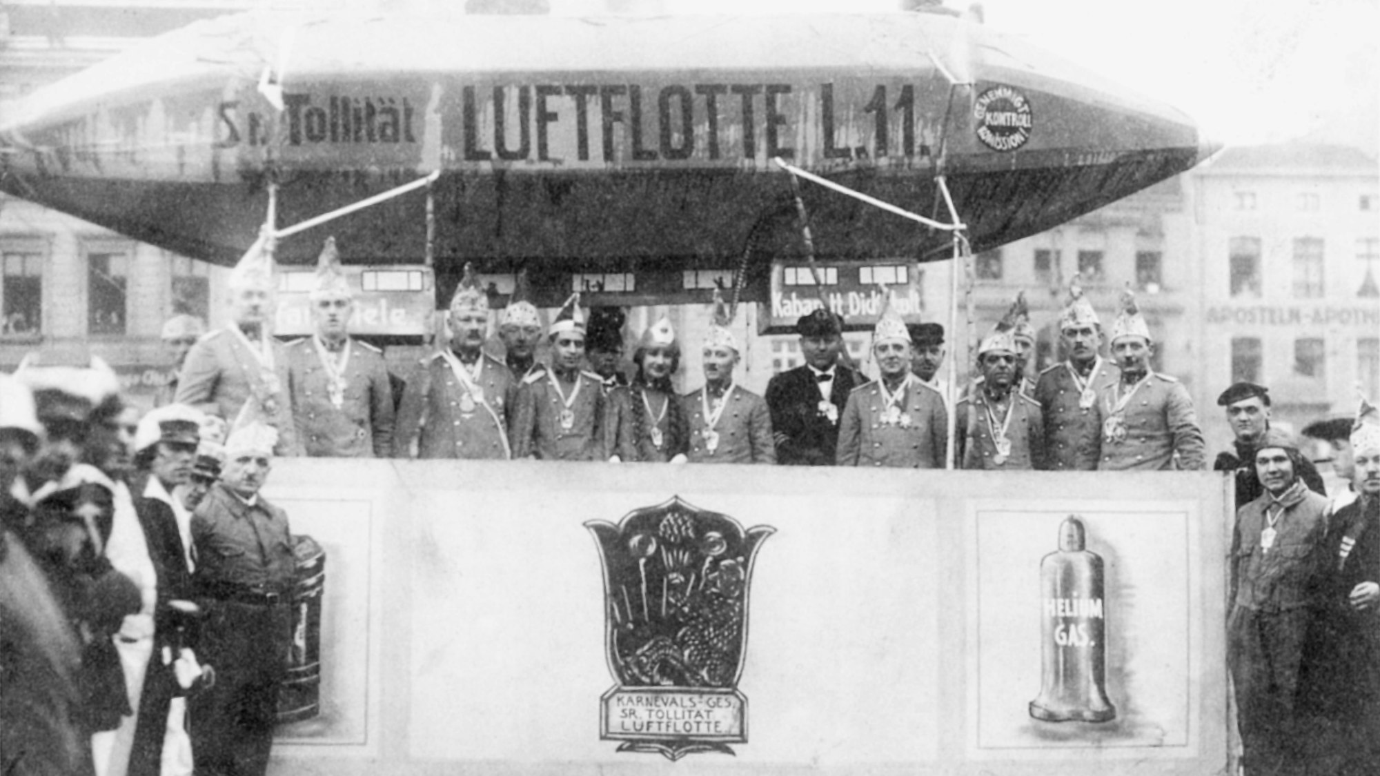 Archivaufnahme der KG Luftflotte beim Rosenmontagszug.