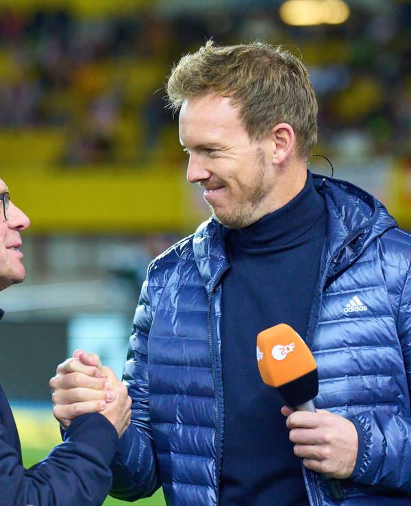 Ralf Rangnick klatscht mit Julian Nagelsmann ab.