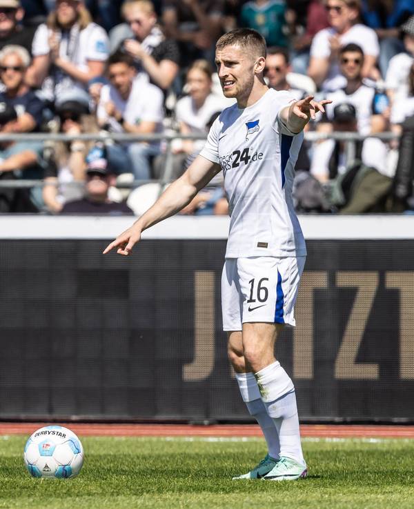 Jonjoe Kenny am Ball bei einem Auswärtsspiel von Hertha BSC.