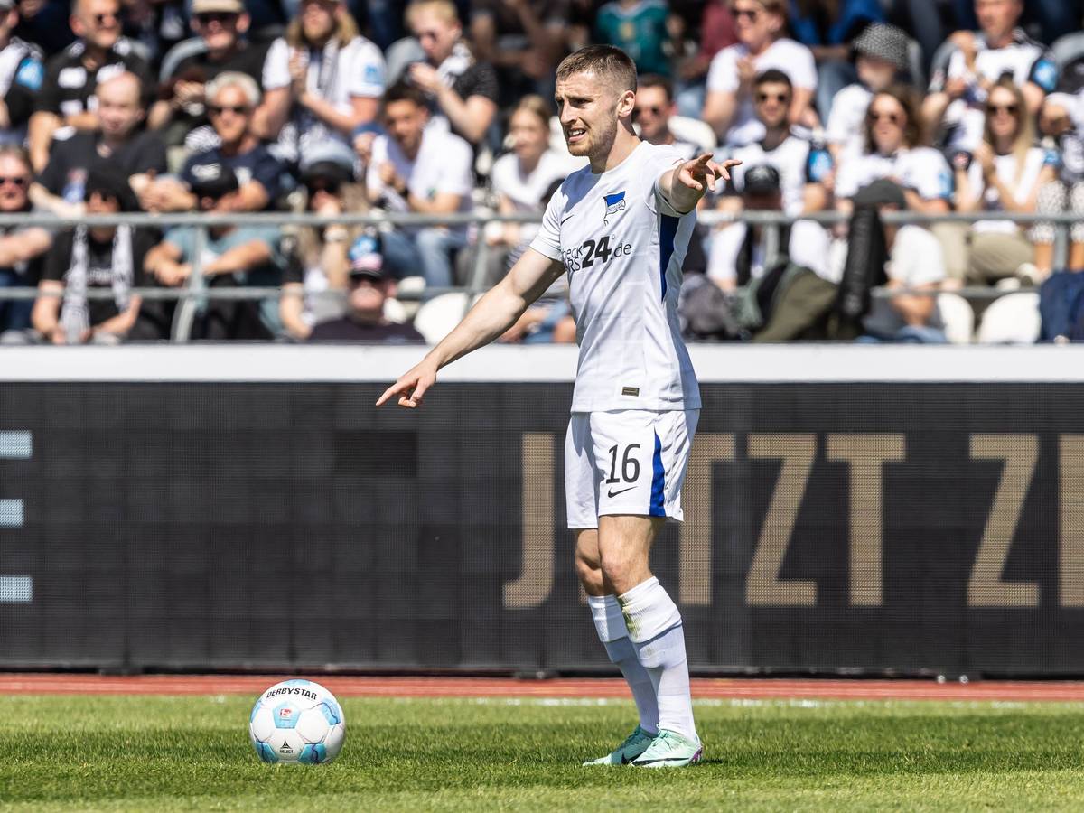 Jonjoe Kenny am Ball bei einem Auswärtsspiel von Hertha BSC.